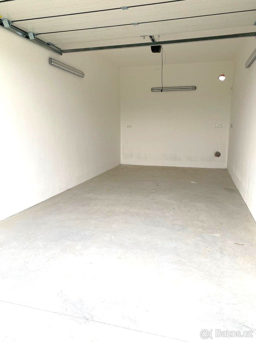 Garáže, Uherský Brod, 688 01