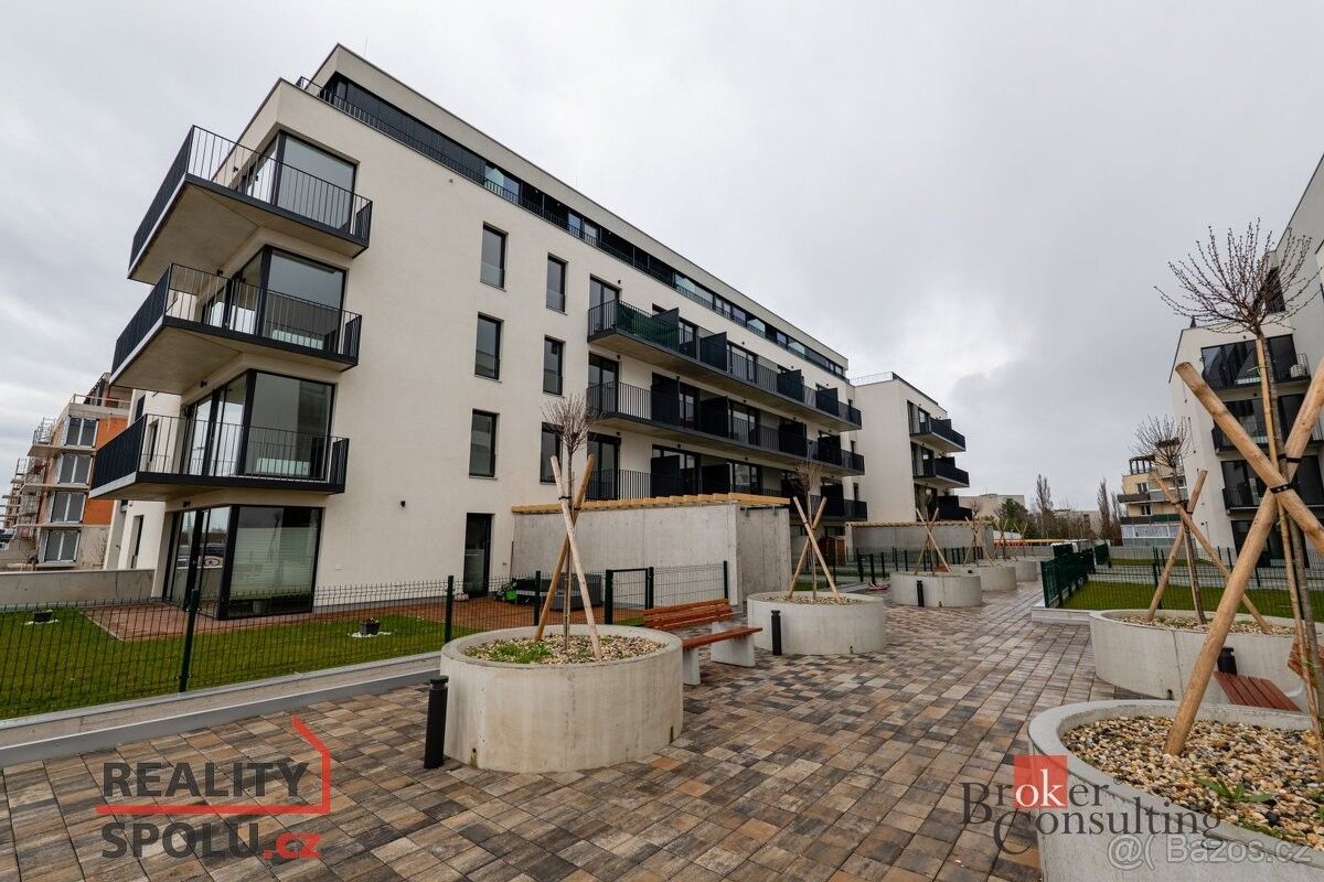 Garáže, Plzeň, 301 00