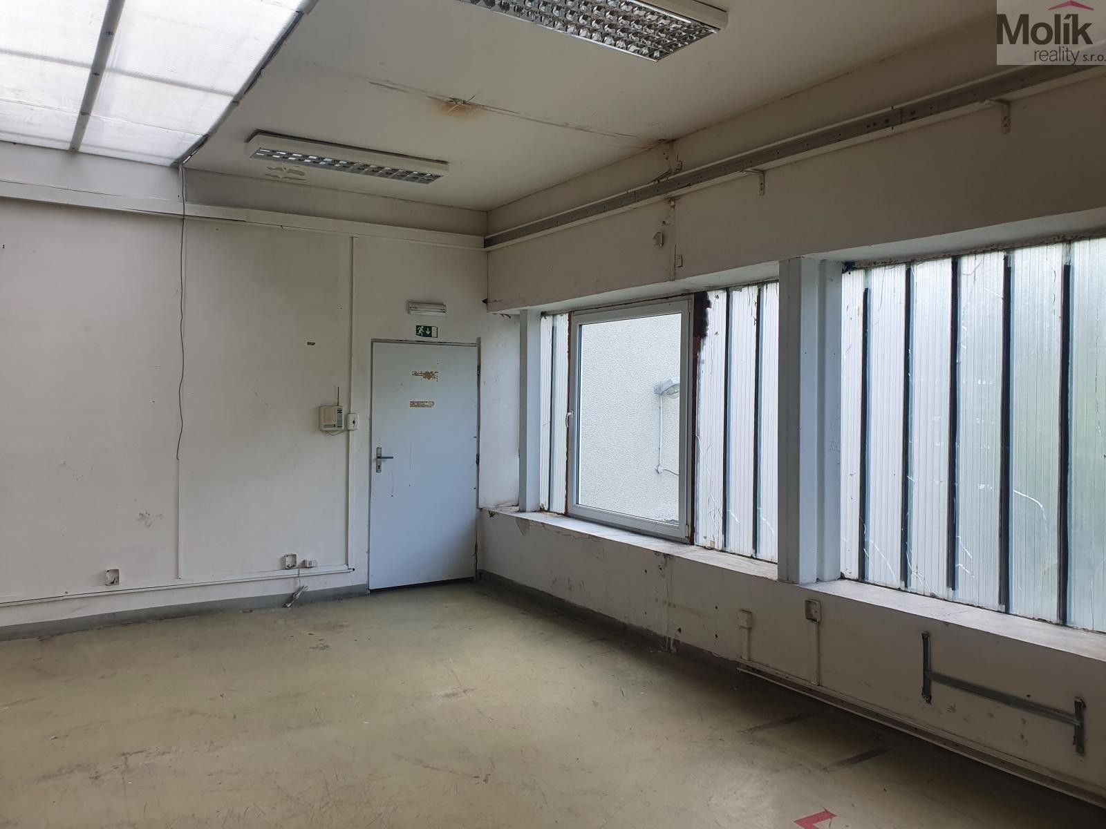 Pronájem komerční - Korozluky, 400 m²