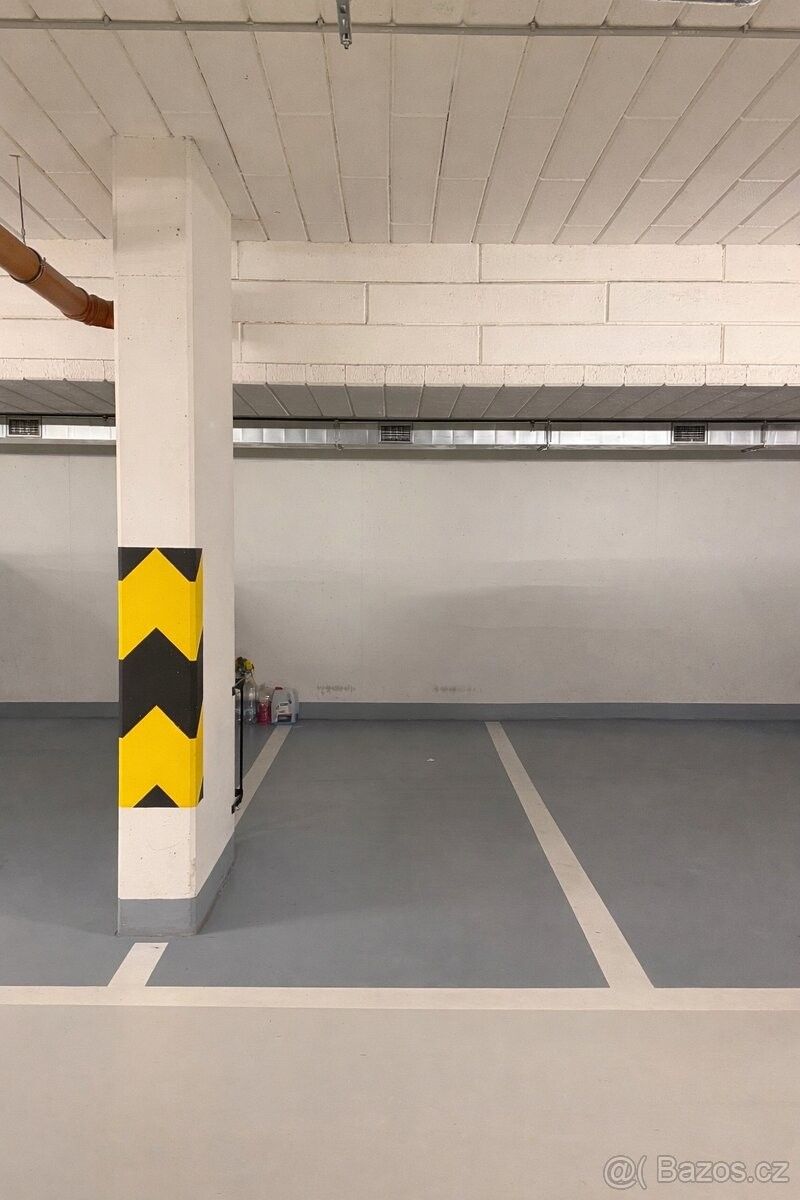 Garáže, Praha, 143 00