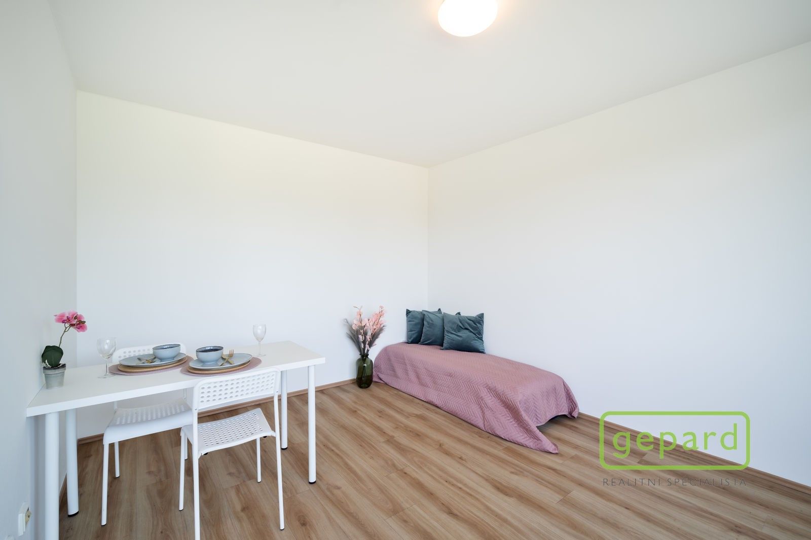 Pronájem byt 1+kk - Hartigova, Praha, 28 m²