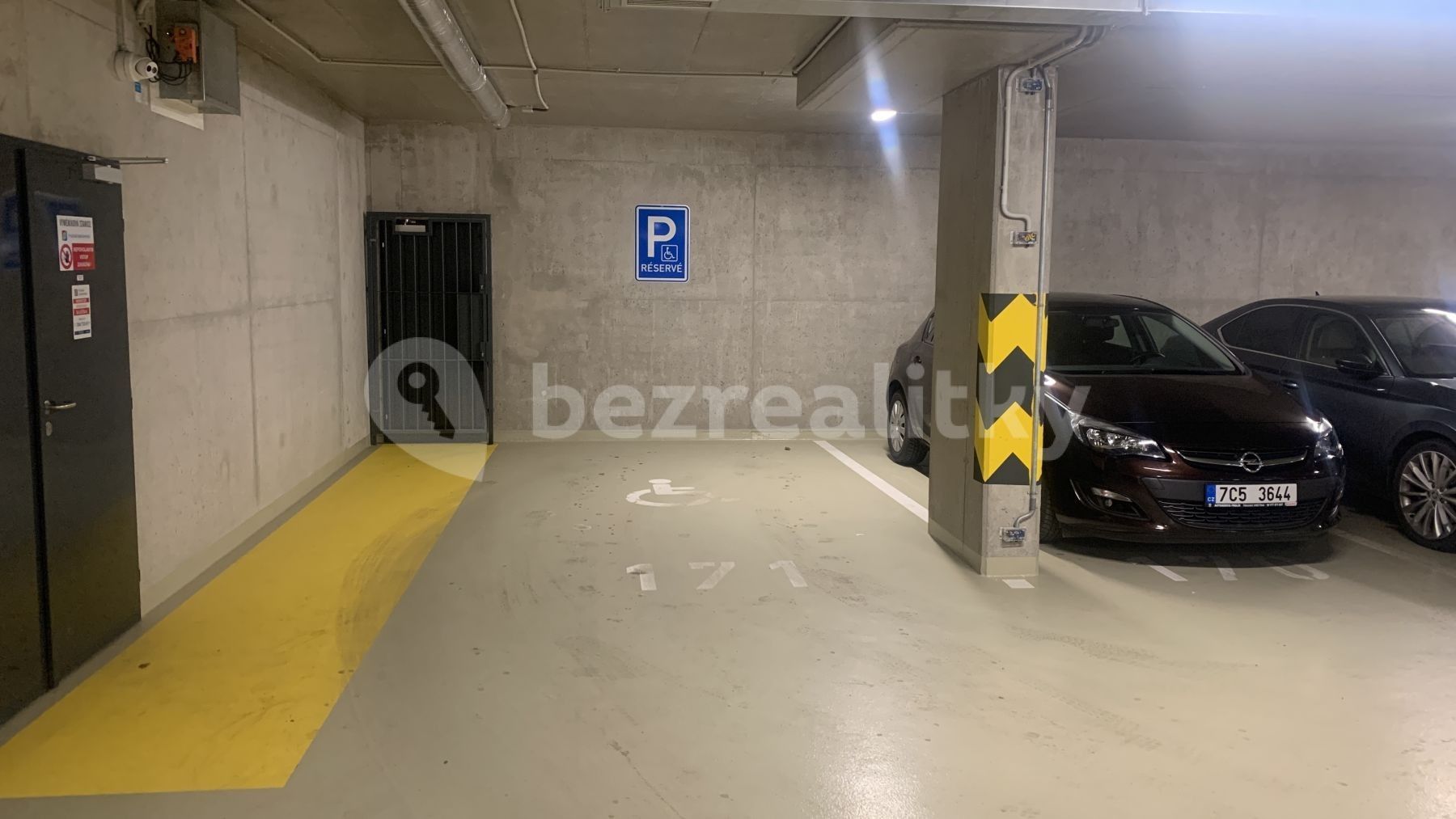 Garáže, Zvěřinova, Praha - Strašnice, 16 m²