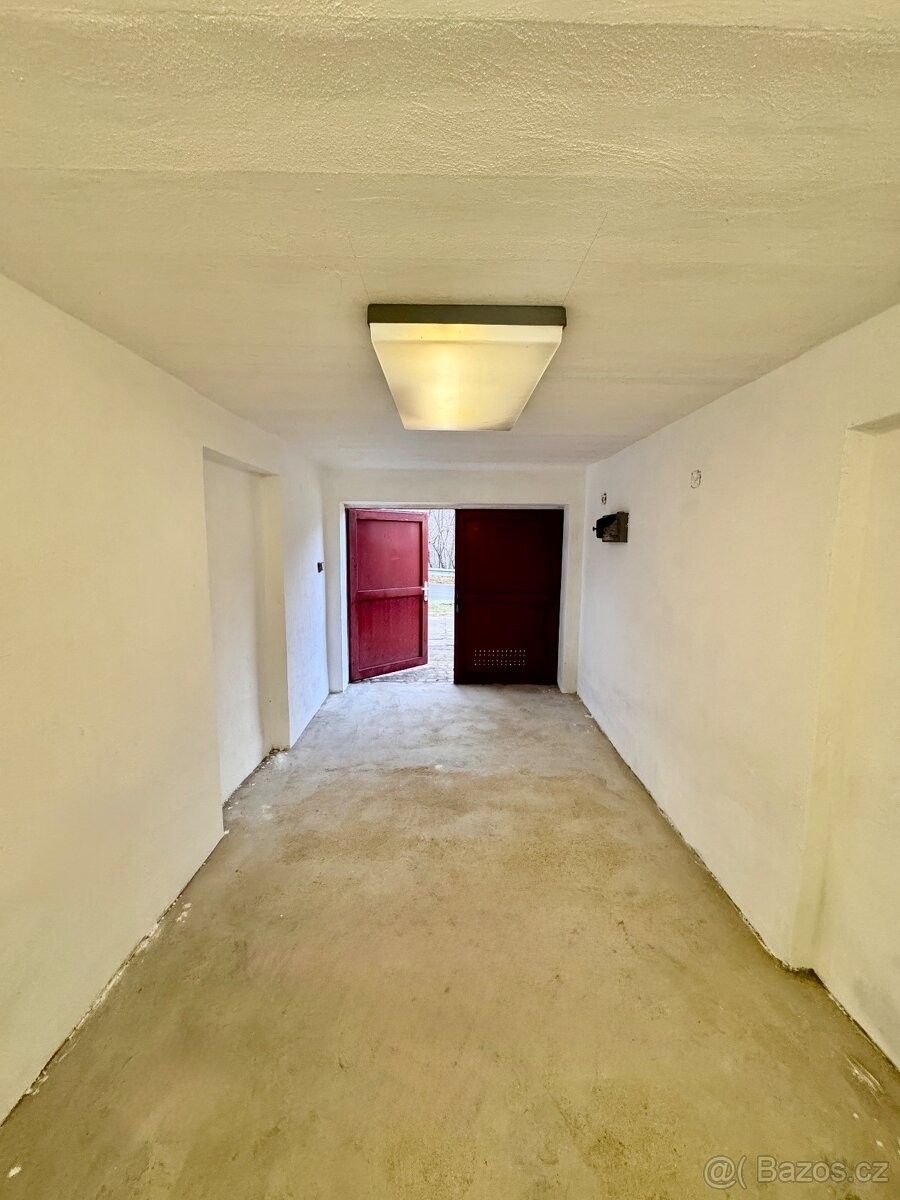 Prodej garáž - Adamov, 679 04