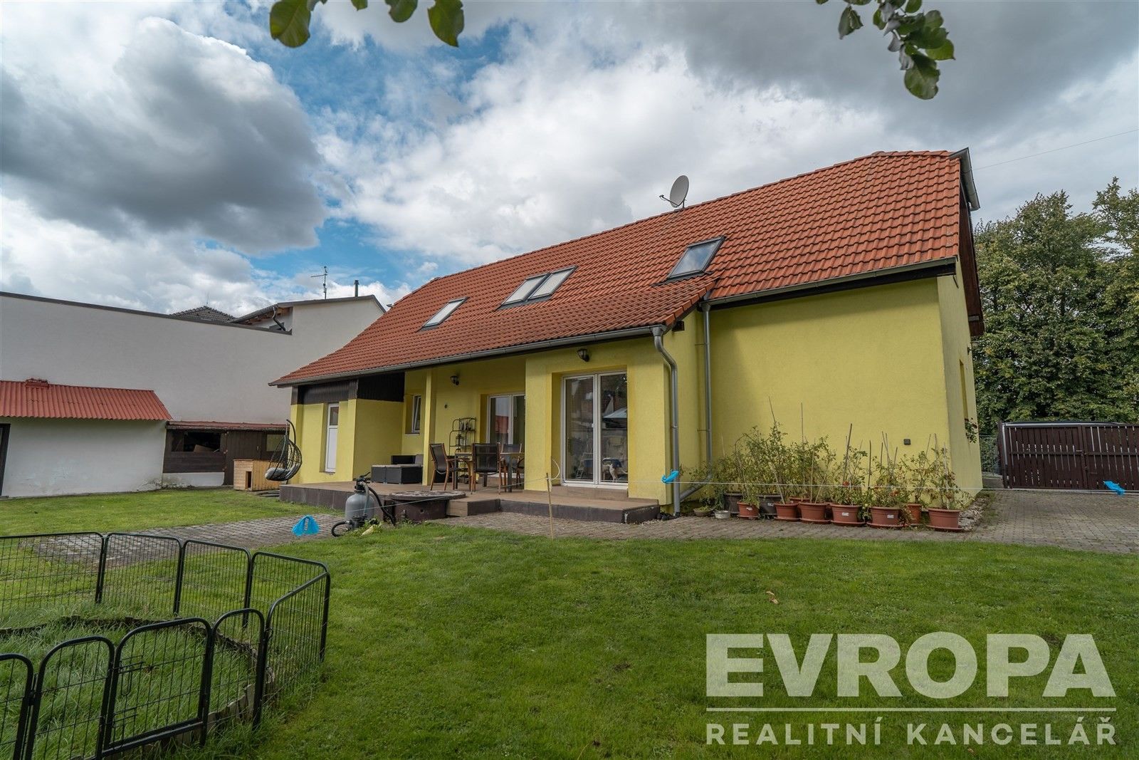 Prodej rodinný dům - Bezručova, Zeleneč, 213 m²