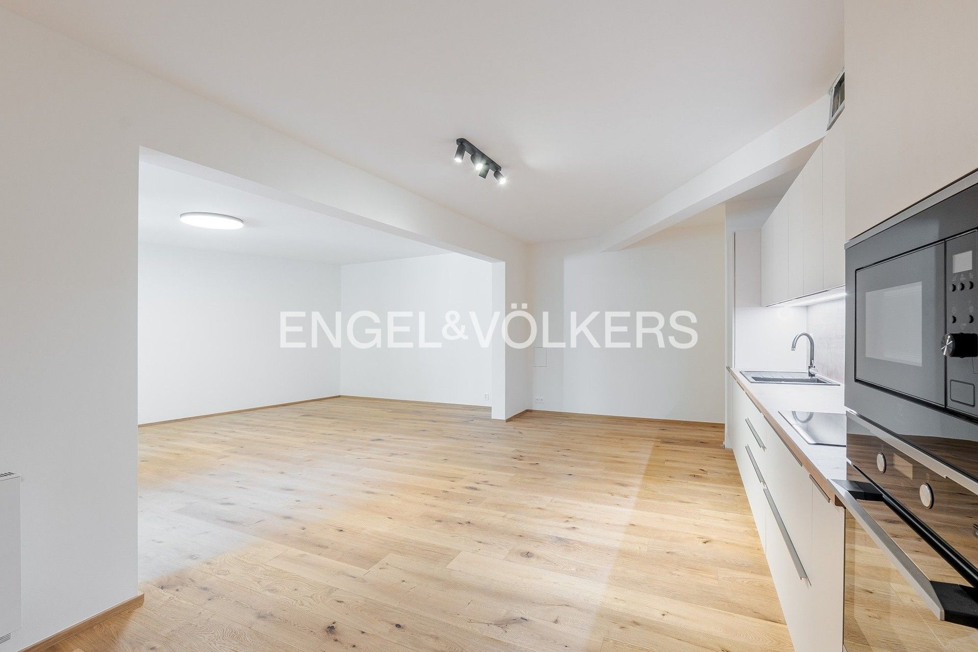 Pronájem byt 4+kk - Donská 275, Praha, 161 m²