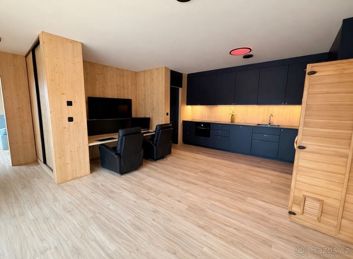 Rodinné domy, Tvarožná, 664 05