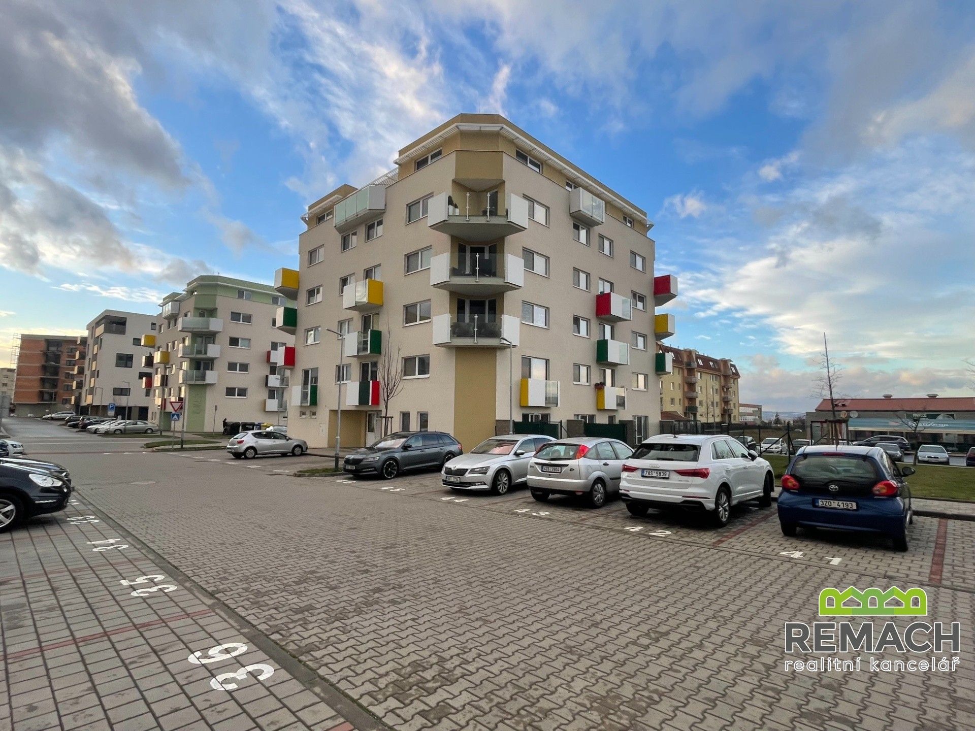 Garáže, Hrušková, Uherské Hradiště, 68 m²