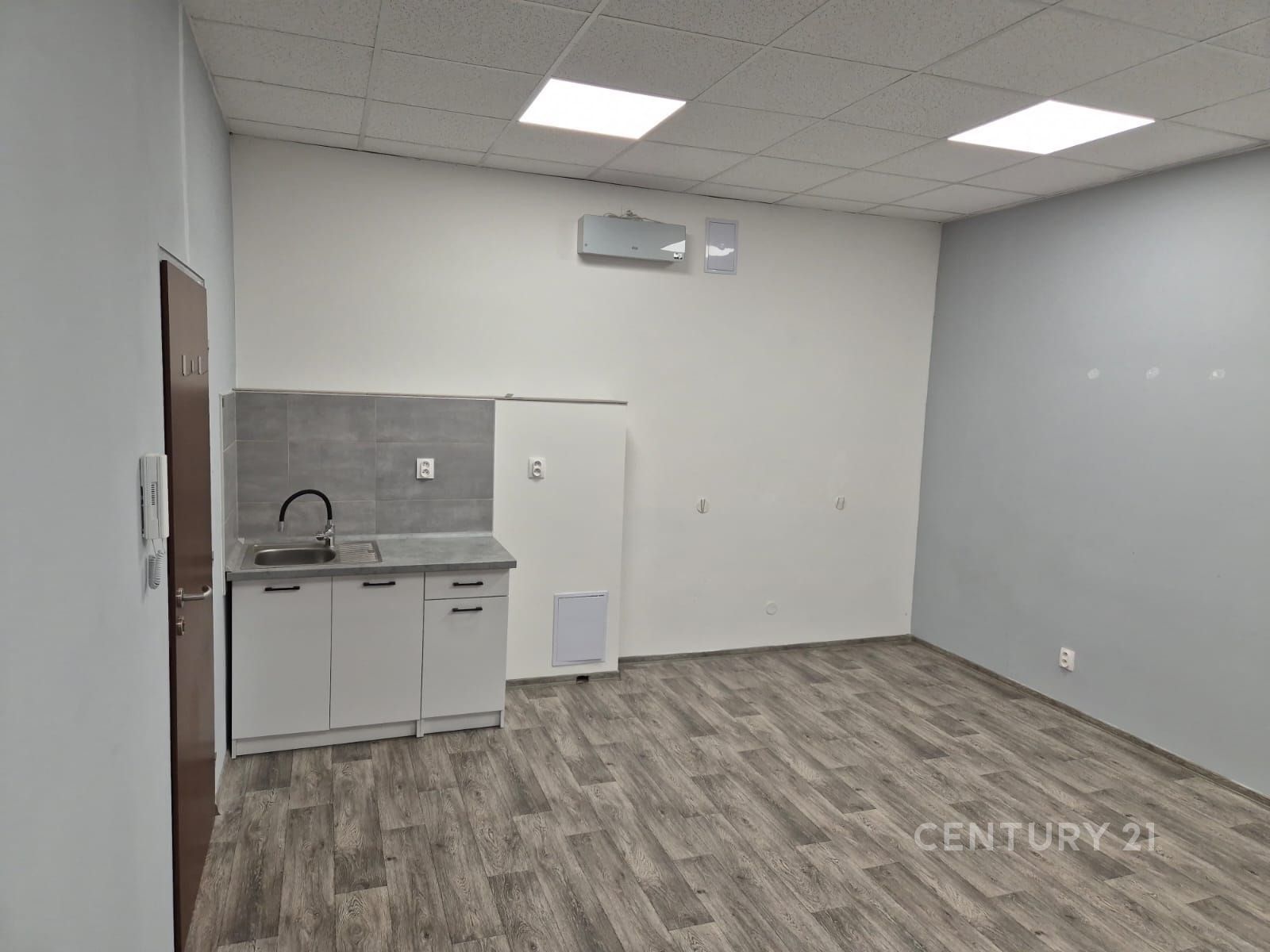 Obchodní prostory, Kmentova 90, Jindřichův Hradec, 24 m²