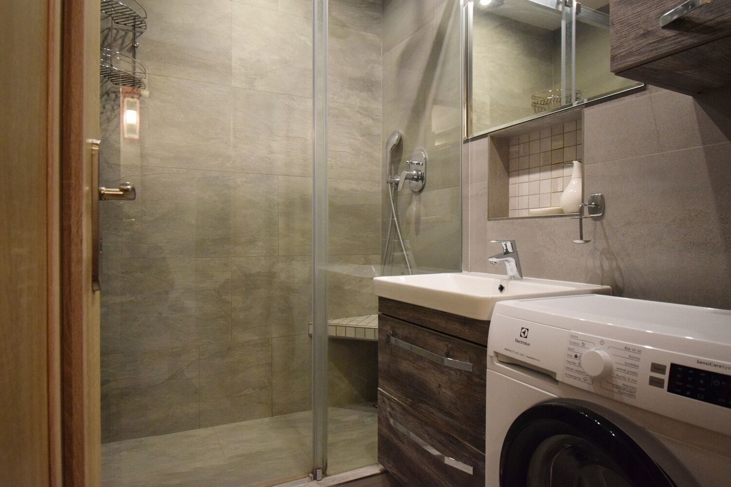 Pronájem byt 1+kk - Bajkonurská, Praha, 27 m²