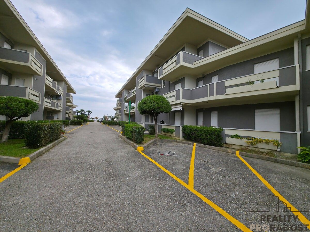 Byty, 987 66, Zahraničí