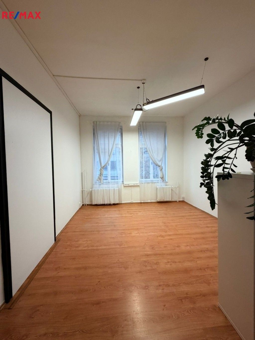 Pronájem kancelář - Krymská, Karlovy Vary, 24 m²