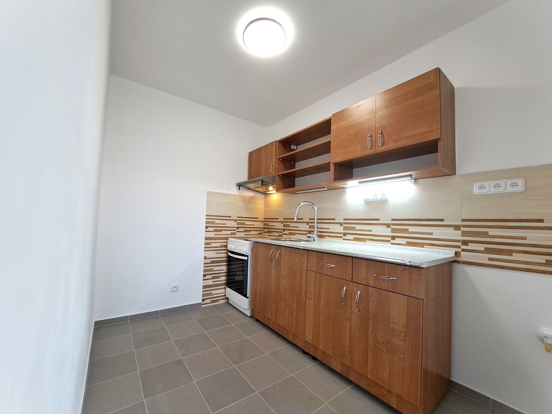 Pronájem byt 1+kk - Alejní, Teplice, 33 m²