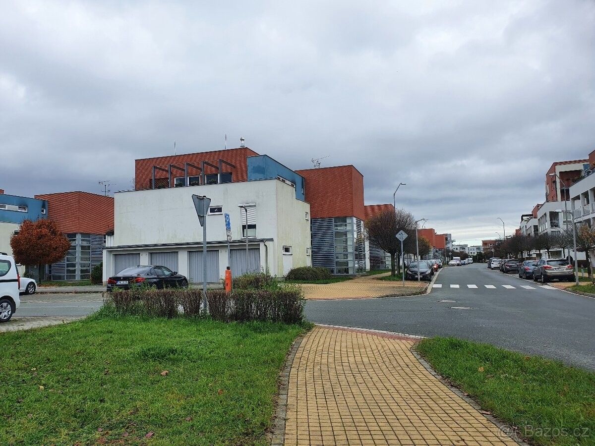 Garáže, Hradec Králové, 500 09 - 2