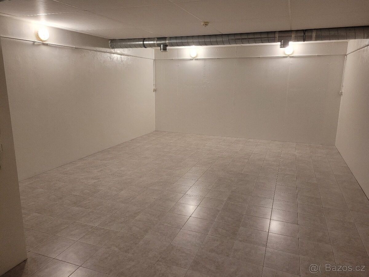 Sklady, Praha, 148 00