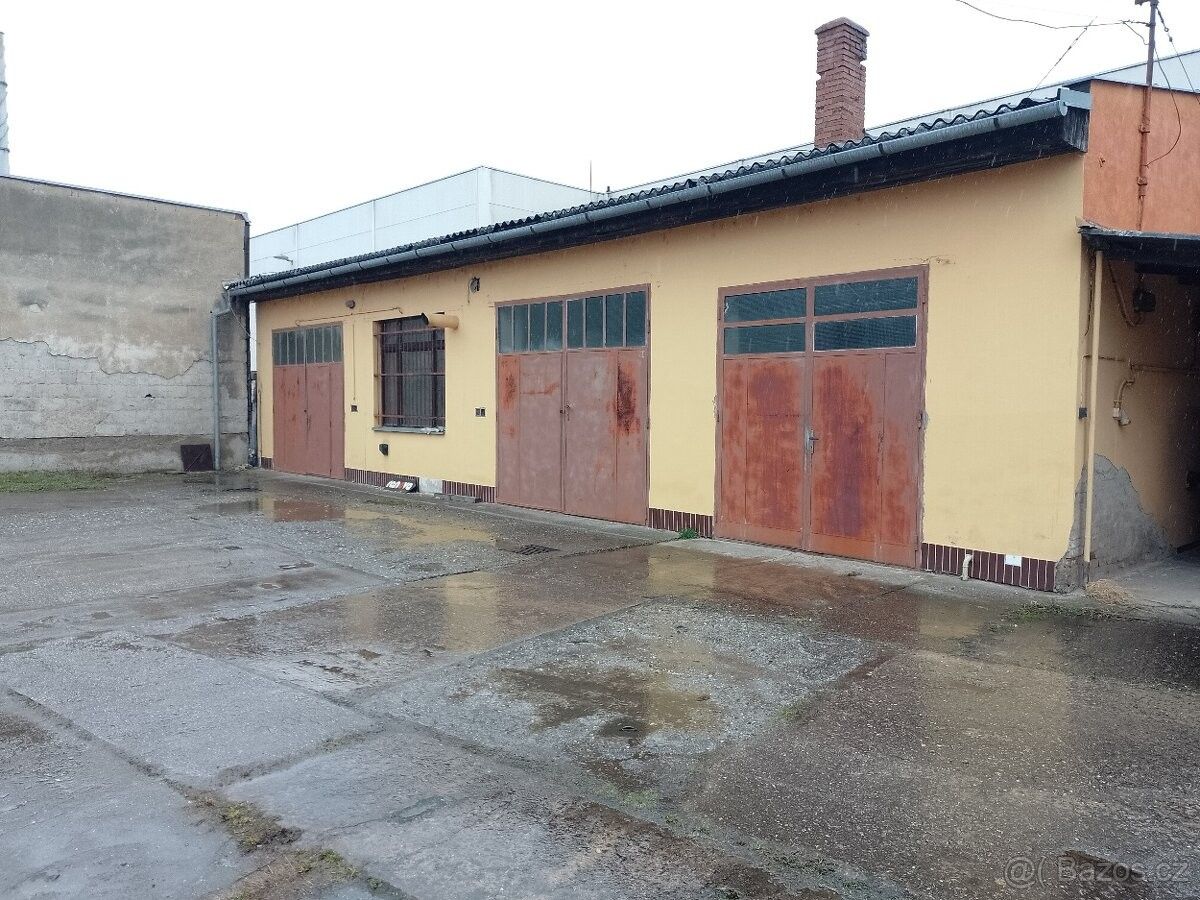 Garáže, Uherský Brod, 688 01