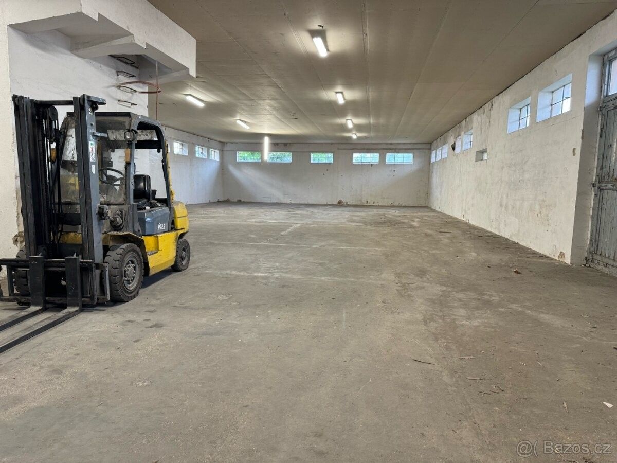 Sklady, Bitozeves, 438 01