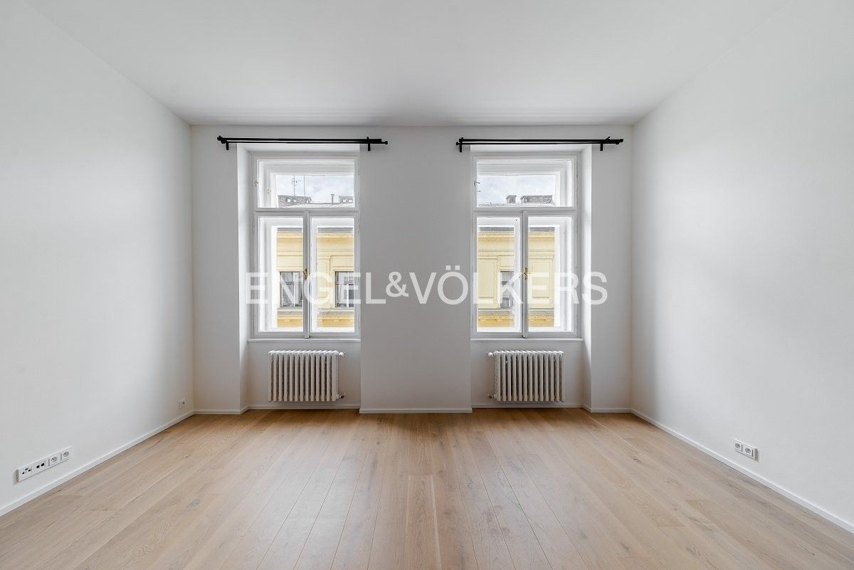 Pronájem byt 3+kk - Lazarská, Praha, 70 m²