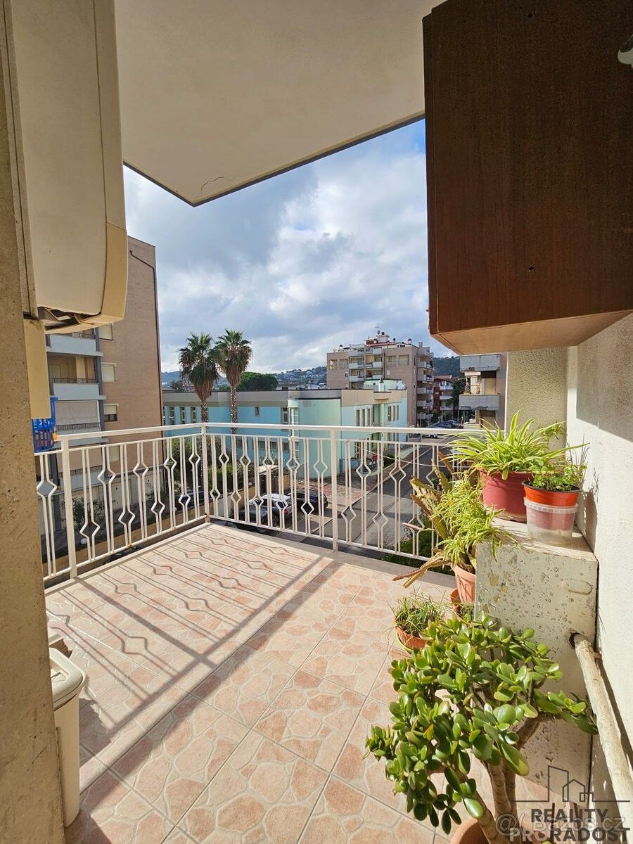 Byty, 987 66, Zahraničí