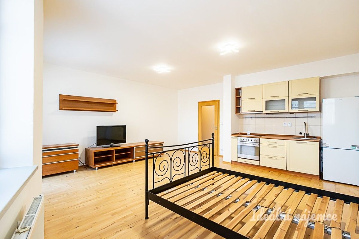 1+kk, V zahrádkách, Praha, 38 m²