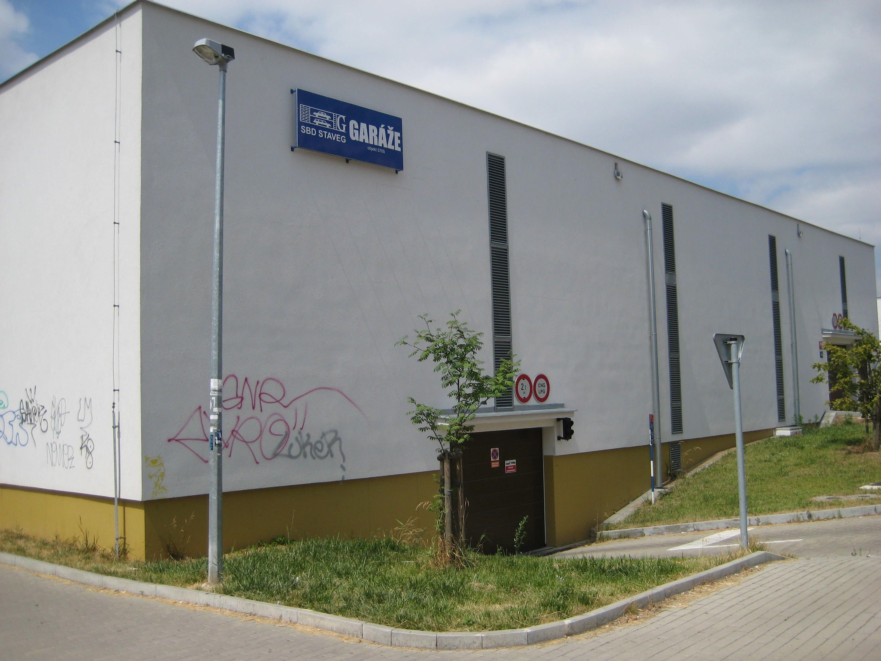 Garáž · 18 m² · Bašteckého, Praha - 3