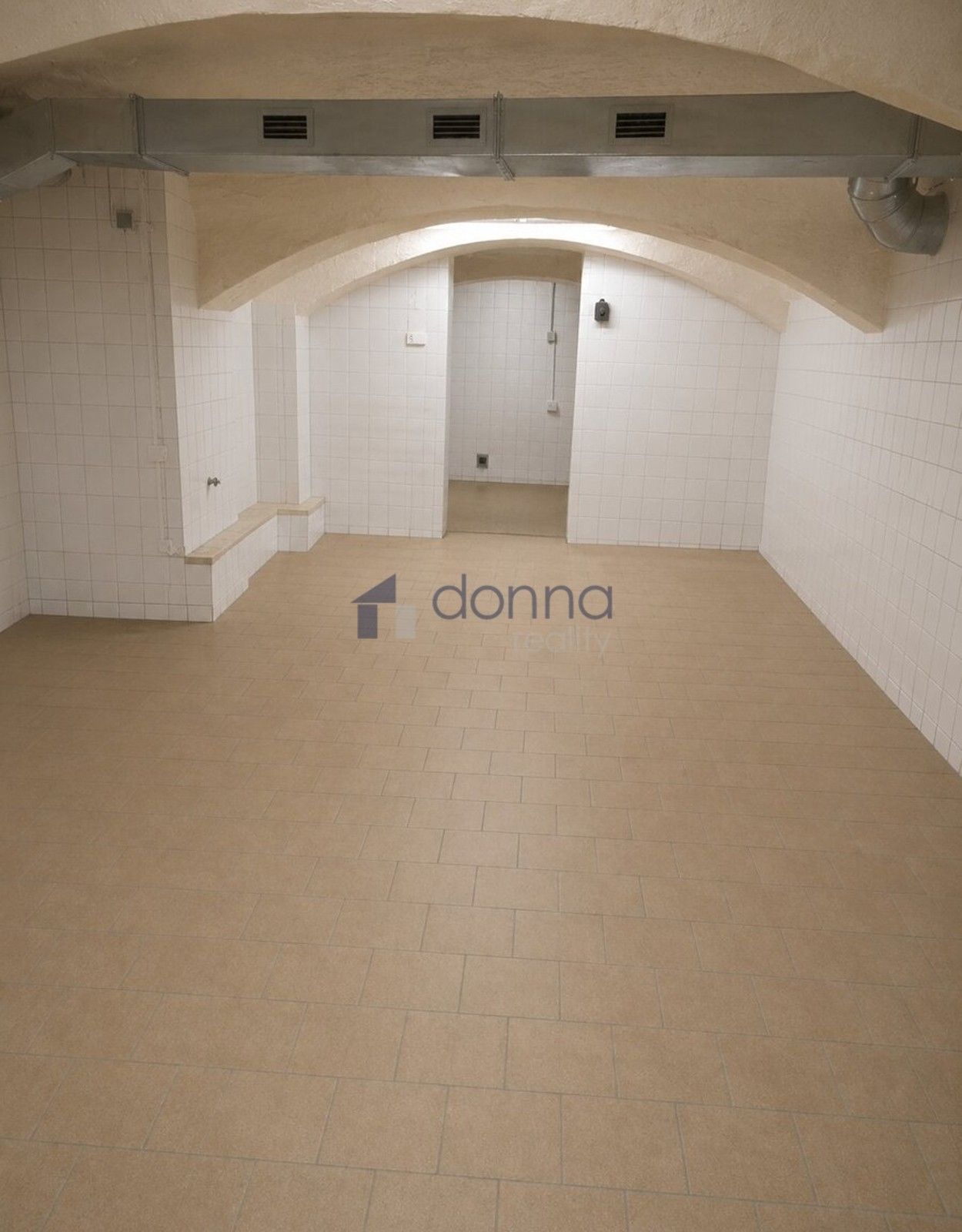 Sklady, náměstí Protifašistických bojovníků, Praha Uhříněves, 220 m² - 2