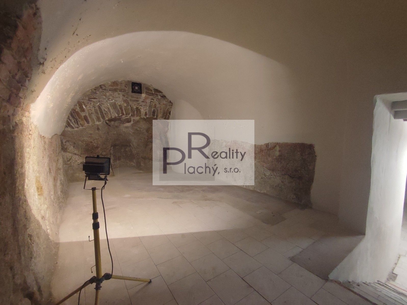 Pronájem obchodní prostory - Znojmo, 365 m²