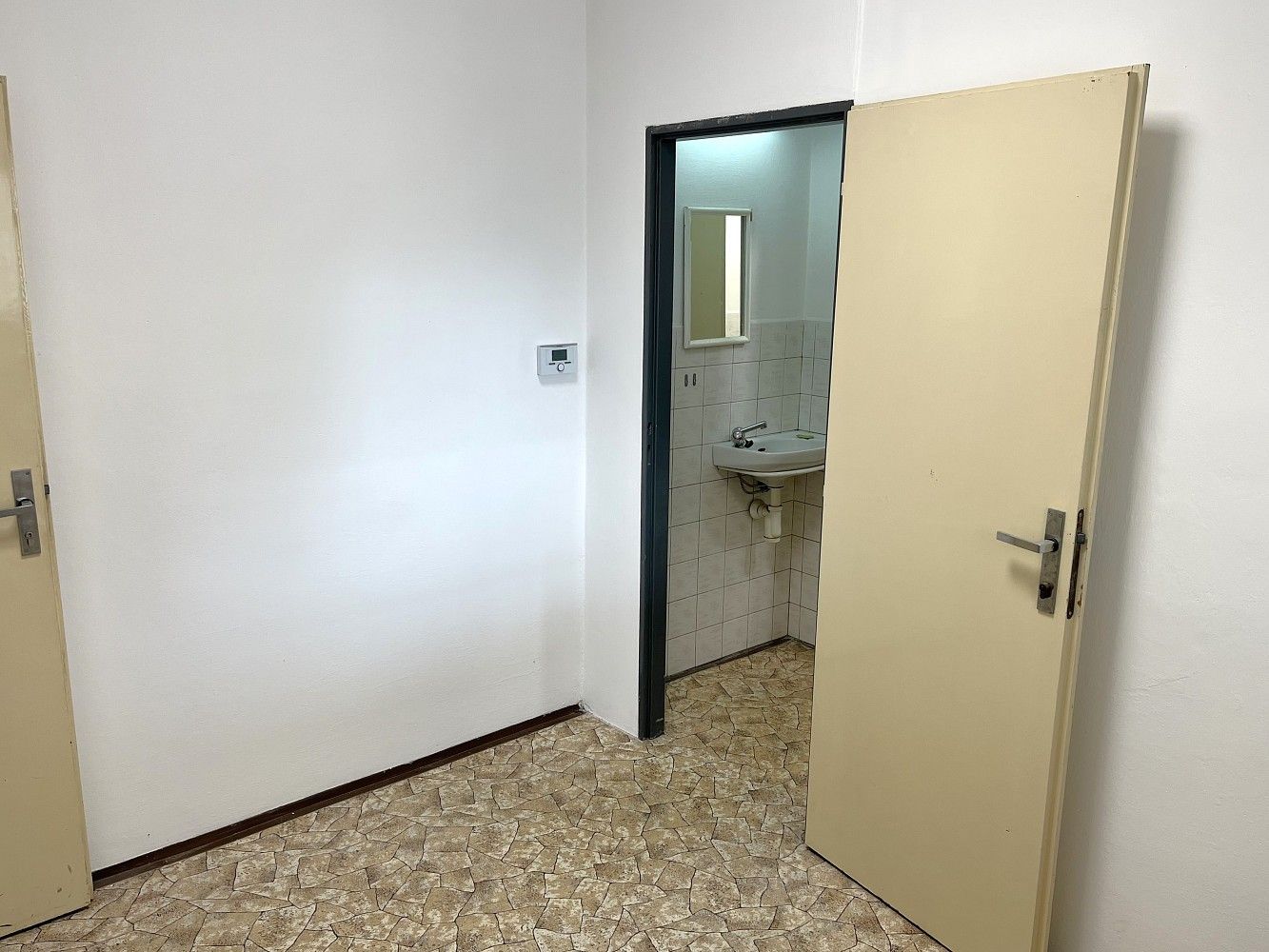 Prodej kancelář - Praha - Stodůlky, okres Praha 13, Hlavní město Praha, 25 m² - 5