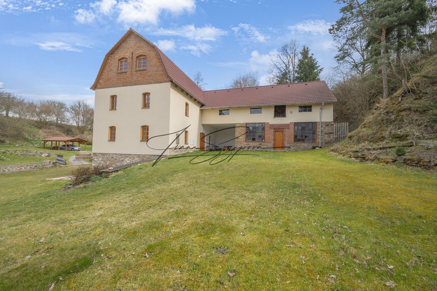 Ubytovací zařízení, 594 m²