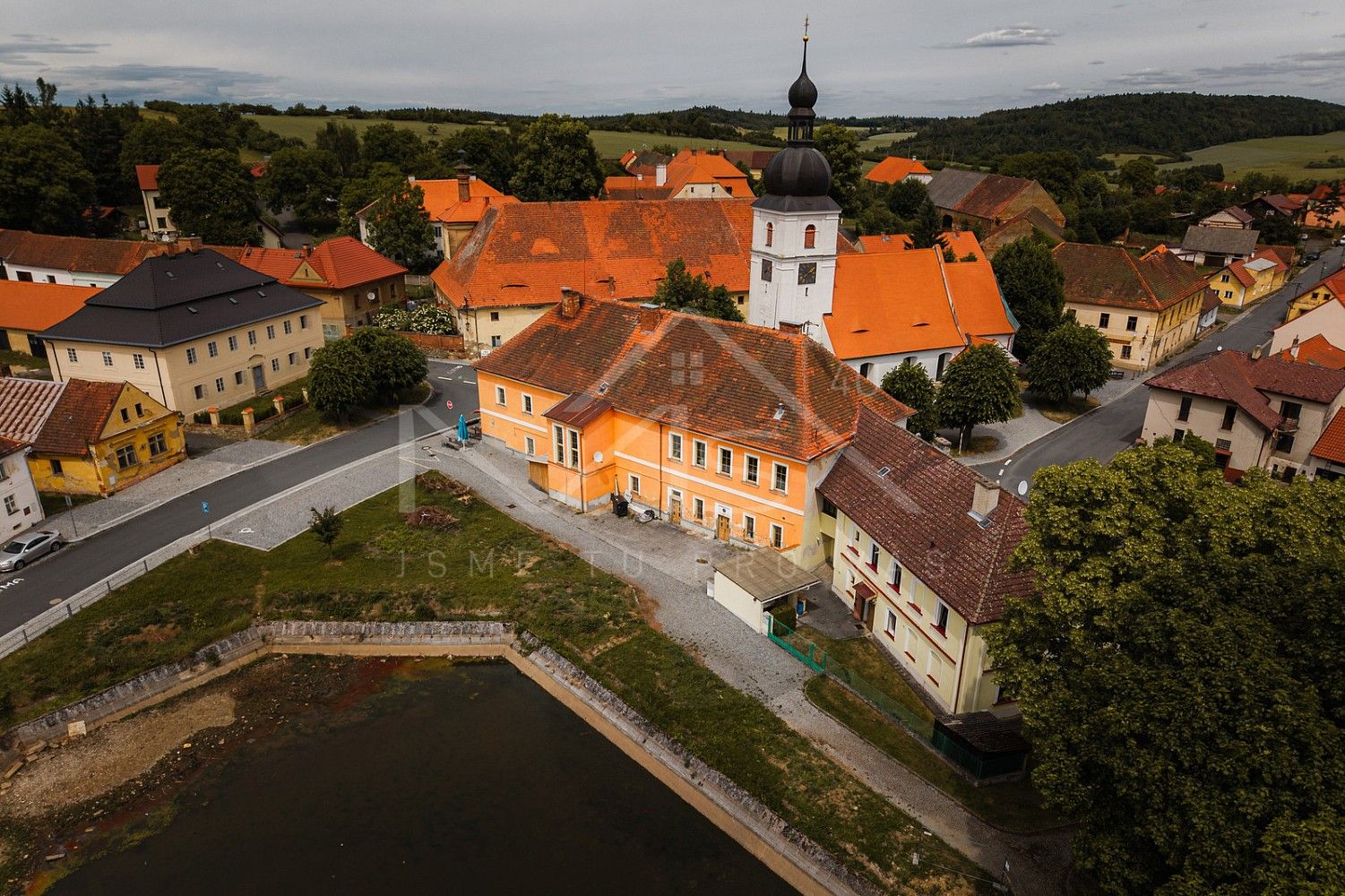 Komerční nemovitost, 718 m²
