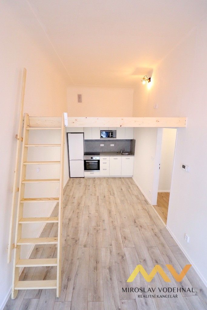 Pronájem byt 2+kk - Dlouhá, Hradec Králové, 36 m²