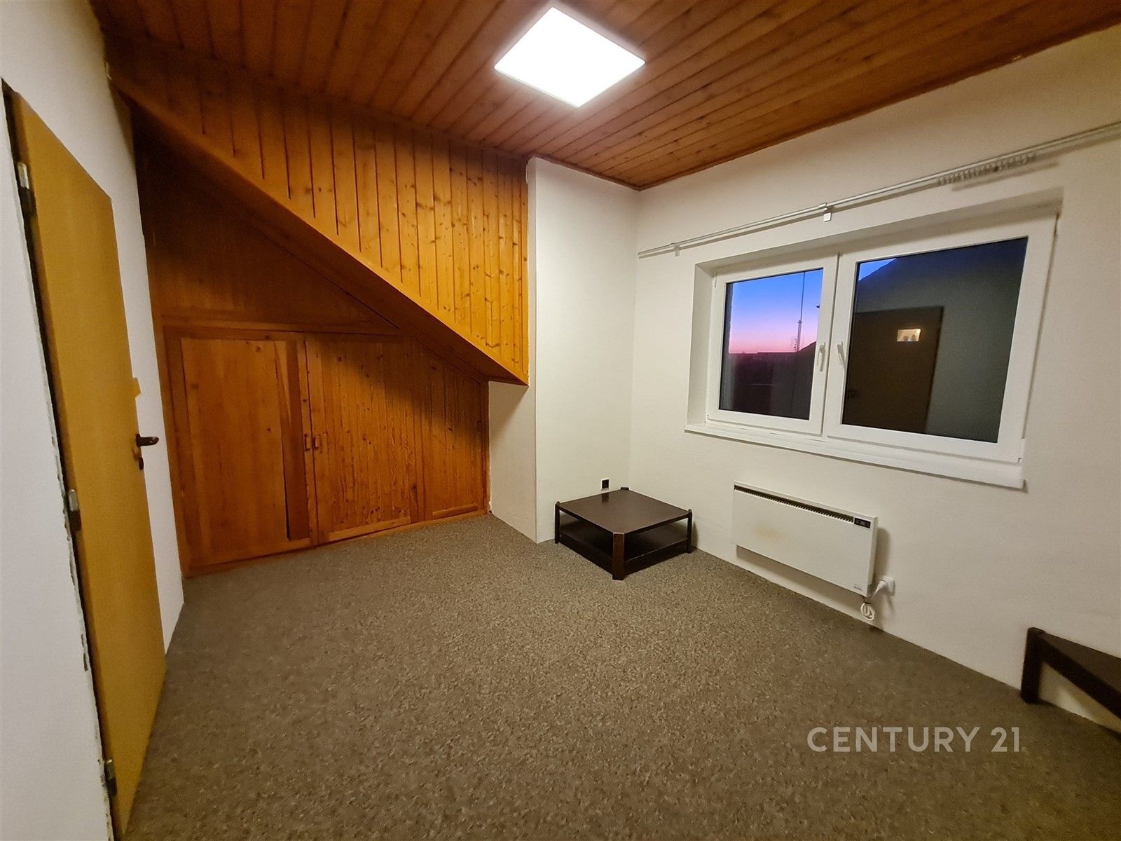 Pronájem byt 2+1 - Krolmusova 464, Praha, 60 m²