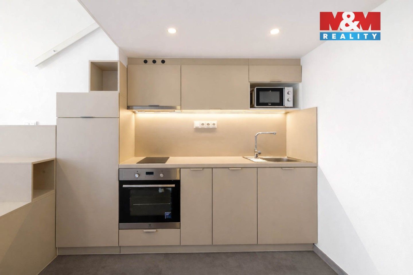 Pronájem byt 1+kk - Pernerova, Praha, 26 m²