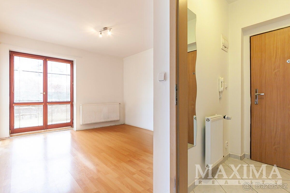 Pronájem byt - Dolní Břežany, 252 41