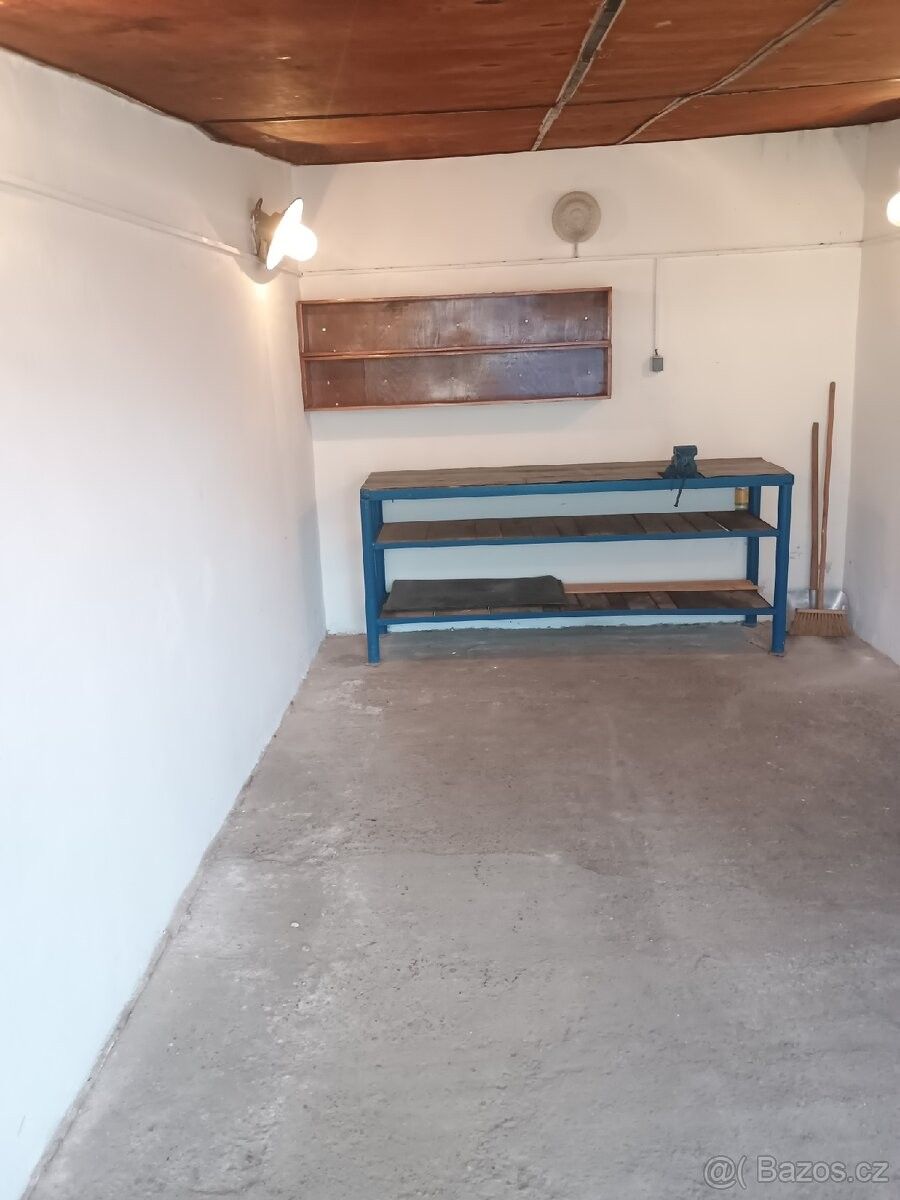 Garáže, Hodonín, 695 01