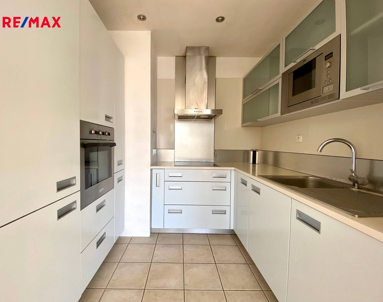 Pronájem byt 2+kk - Paťanka 2610, Praha, 52 m²