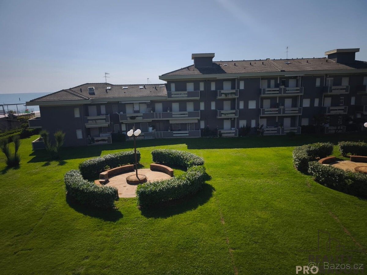 Byty, 987 66, Zahraničí