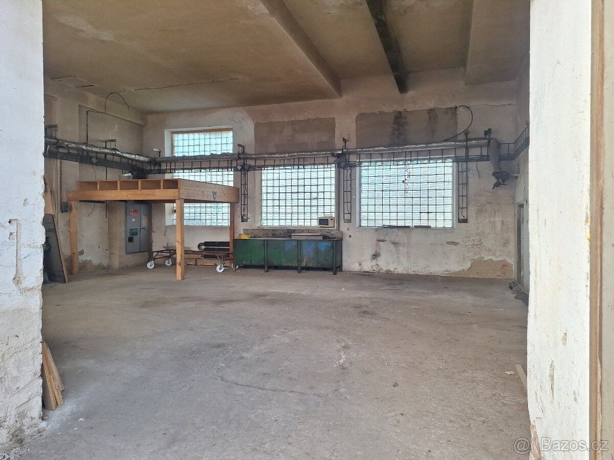 Sklady, Dubňany, 696 03