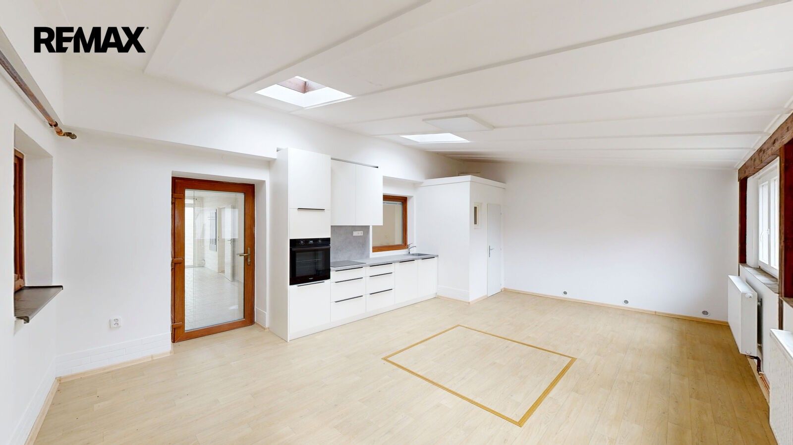 Prodej byt 3+1 - Odrovice, 220 m² - 1