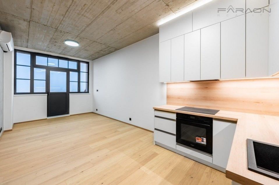 1+kk, Kolbenova, Praha, 33 m²