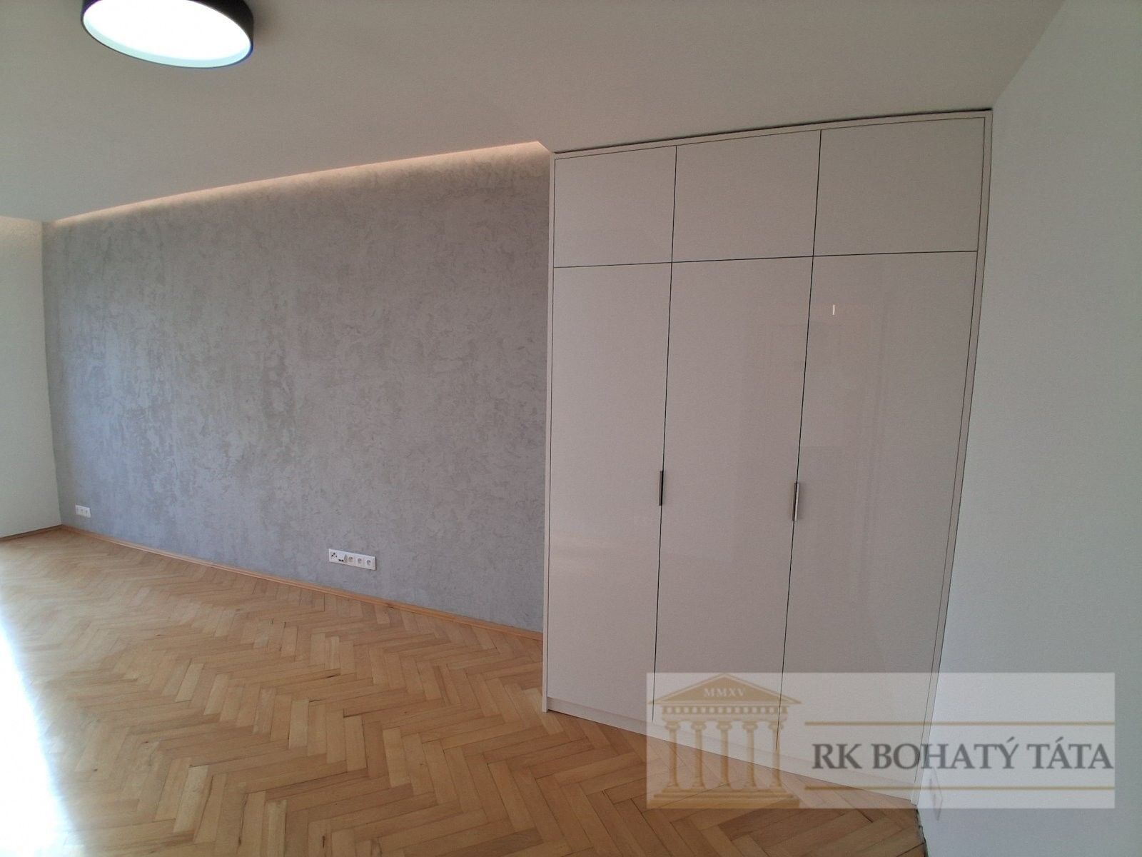 Byt 2+1 · 50 m² · Michelangelova, Praha - 3