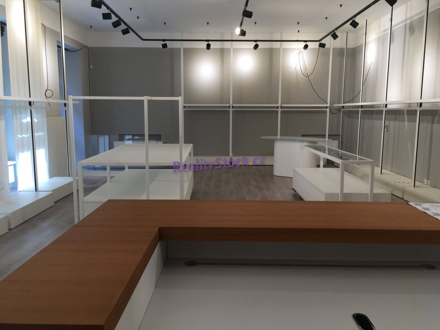 Pronájem obchodní prostory - Pařížská, Praha, 168 m²