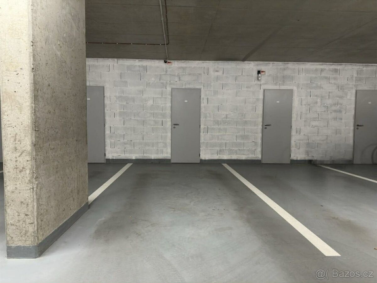 Garáže, Praha, 196 00