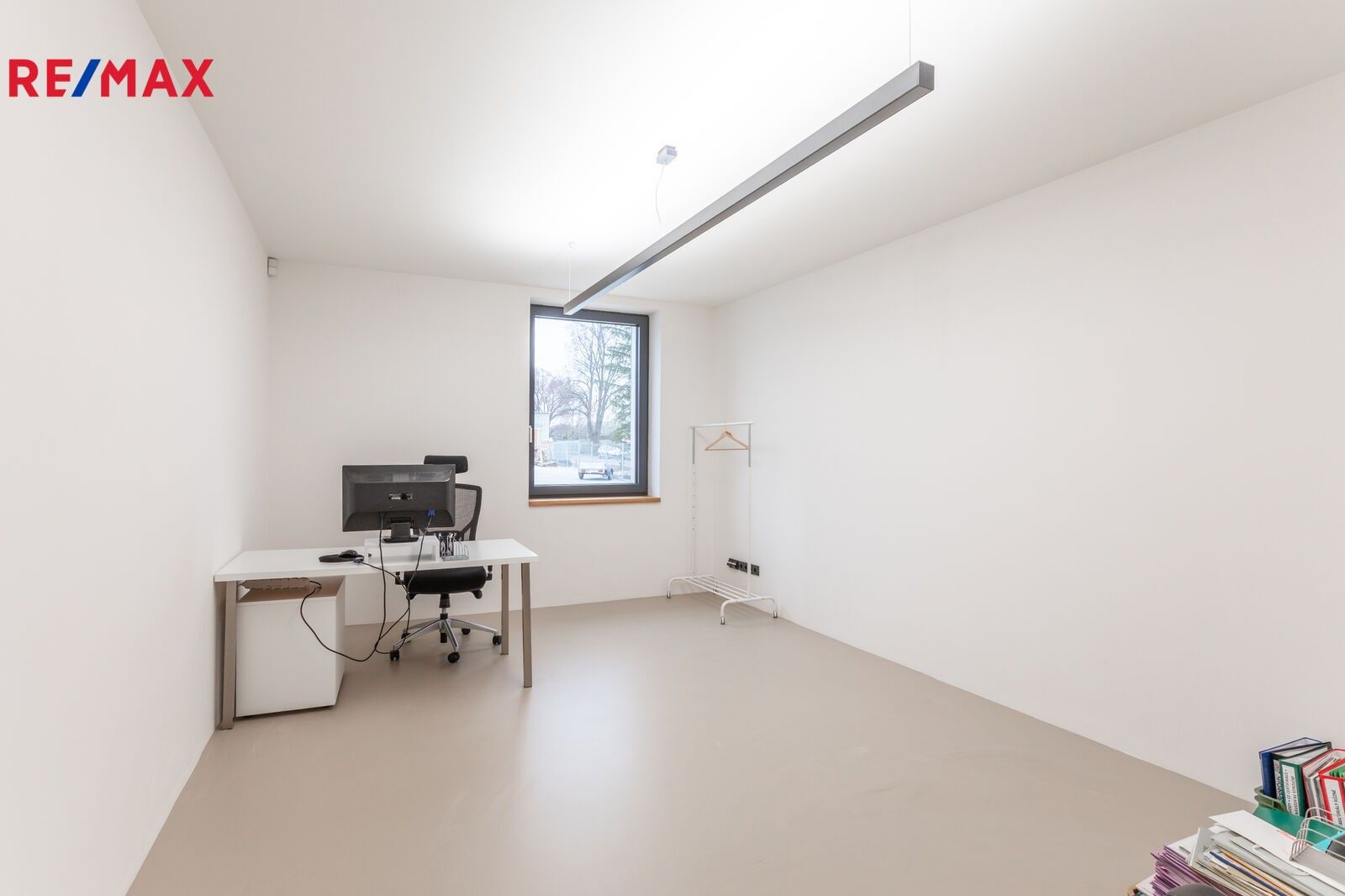 Pronájem kancelář - Topolová, Milovice, 24 m²