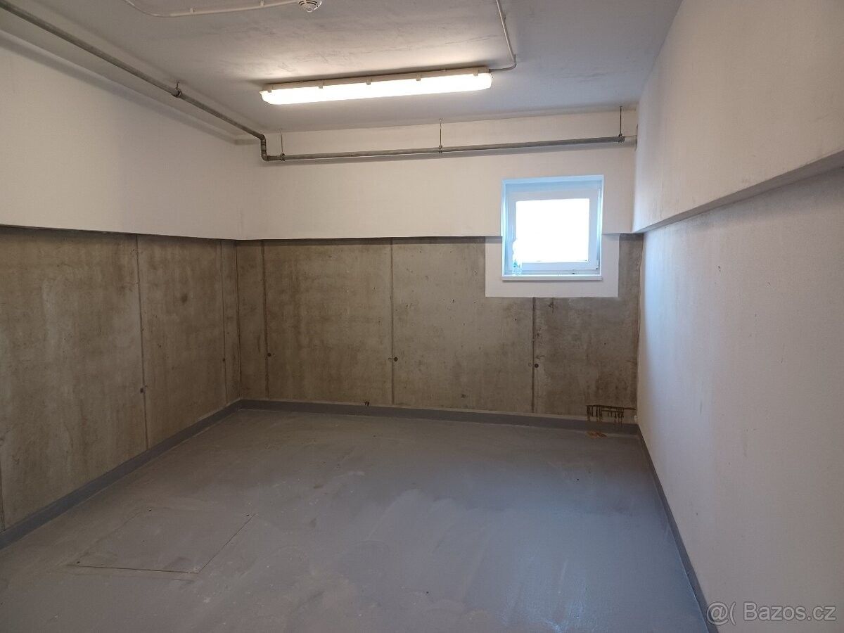 Sklady, Praha, 102 00