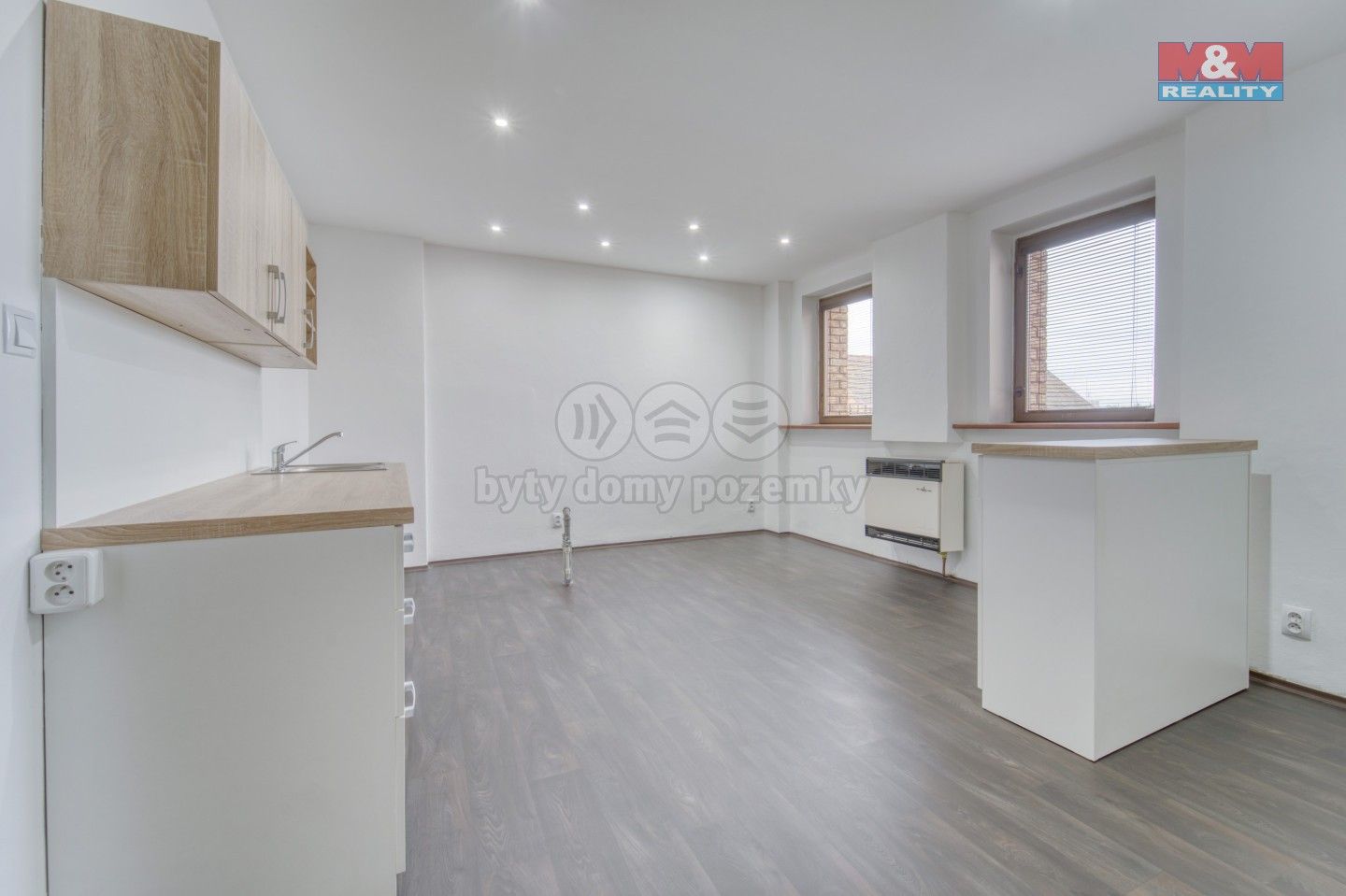 Pronájem obchodní prostory - nám. Osvobození, Kralovice, 20 m²