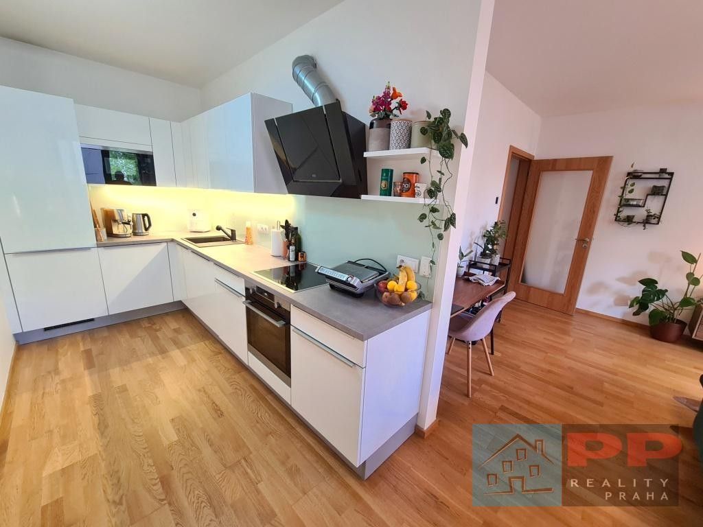 2+kk, Osadní, Praha, 77 m²