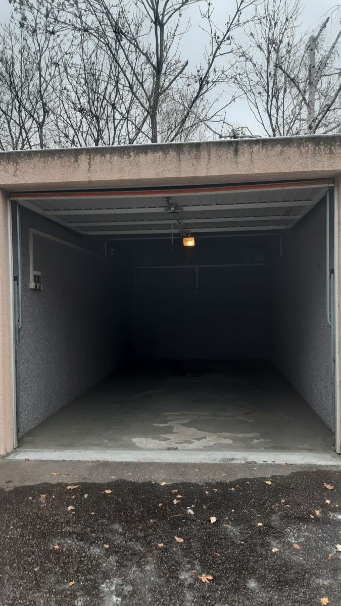 Garáž · 18 m² · U Střešovických hřišť, Praha - Střešovice - 3
