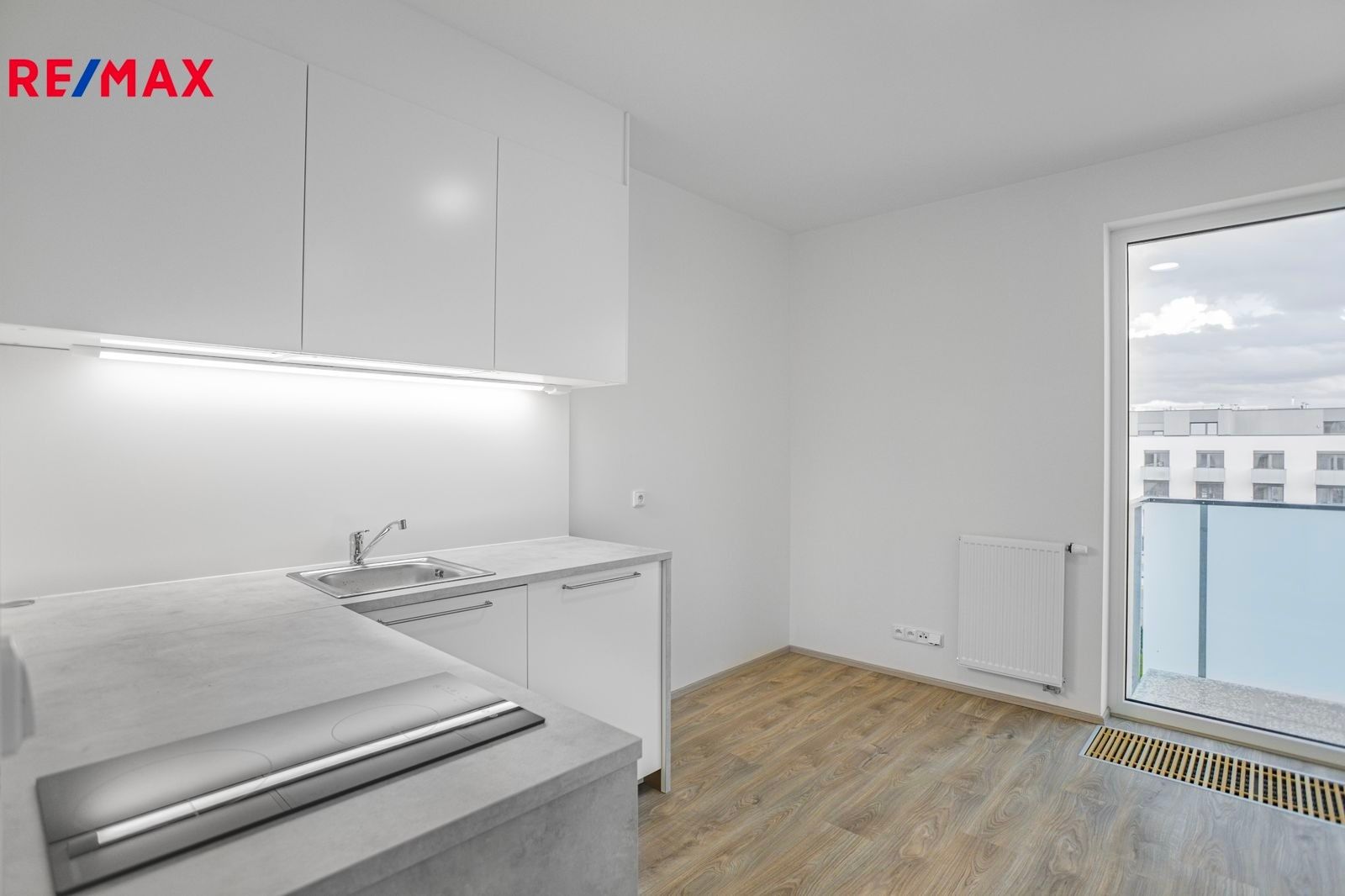 Pronájem byt 1+kk - Křižanská, Praha, 25 m²