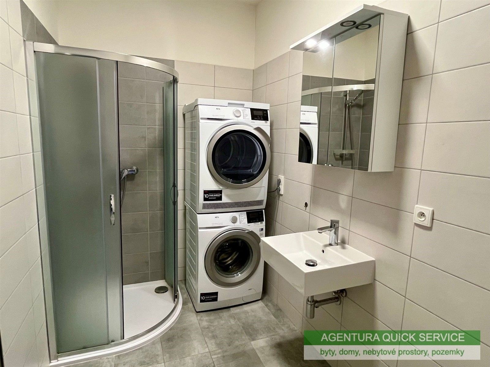 Výrobní prostory · 175 m² · Hornocholupická, Praha - 4