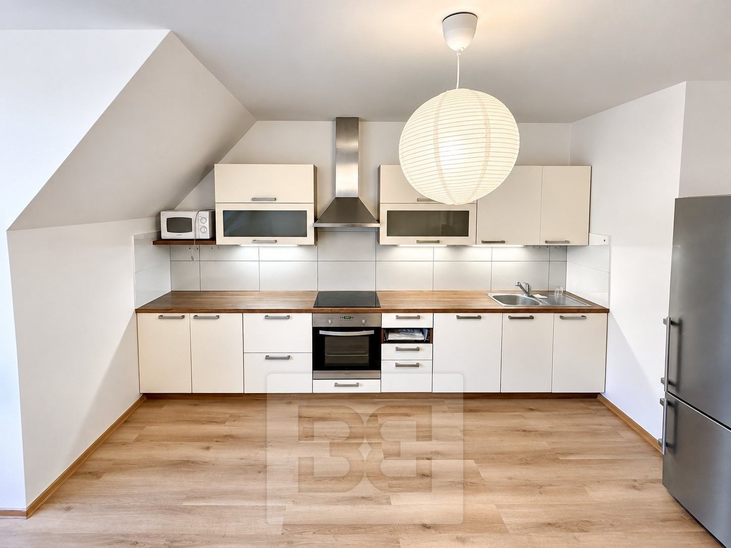 Byt 4+kk · 99 m² · Na rozdílu, Praha - 3